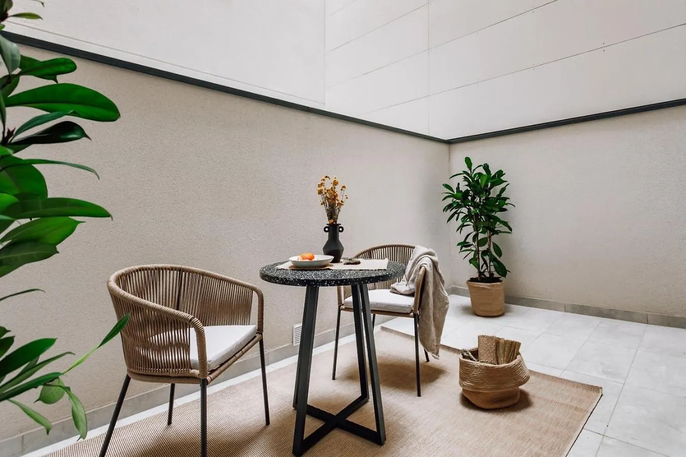Apartment Encina - 2 Bedrooms In Eixample Esquerra Barcelona