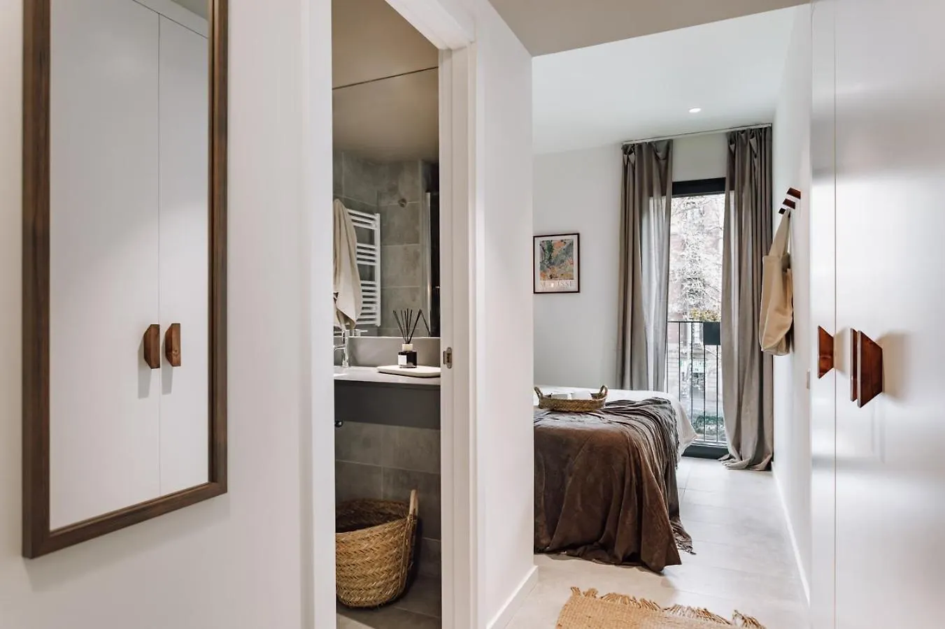 Apartment Encina - 2 Bedrooms In Eixample Esquerra Barcelona